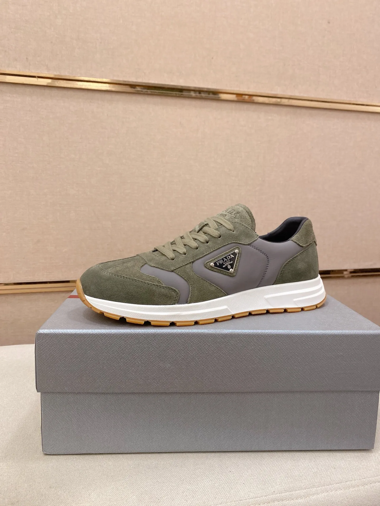 Men's Men's Shoes 💰 620💰 ✔️✔️✔️High version High-quality new PRADA (Prada) counters are launched simultaneously. The new men's shoes and 😘fabrics are selected from first-layer cowhide fabrics. Lining: Imported cowhide leather lining. 👍🏿High-end☄️Open-molded non-slip rubber outsole, exquisite lines, simple and elegant, comfortable and high-end for leisure travel. Code number: 38 to 45